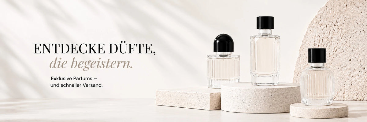 Drei elegante Parfumflakons auf hellen Steinpodesten vor einem modernen, cremefarbenen Hintergrund