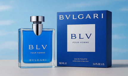 blaue-Verpackung-mit-dem-Bvlgari-Schriftzugund-blauem.Flakon-mit-silbernem-Deckel-mit-blau-weissem-hintergrund