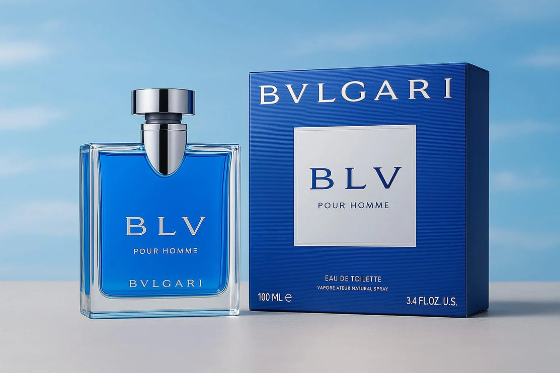 blaue-Verpackung-mit-dem-Bvlgari-Schriftzugund-blauem.Flakon-mit-silbernem-Deckel-mit-blau-weissem-hintergrund