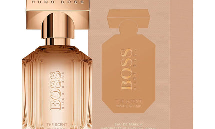 Roségoldfarbener Parfumflakon von Hugo Boss The Scent Private Accord neben passender Verpackung in Beige-Rosé.
30 ml