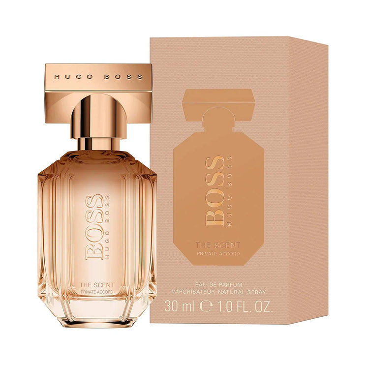 Roségoldfarbener Parfumflakon von Hugo Boss The Scent Private Accord neben passender Verpackung in Beige-Rosé.
30 ml
