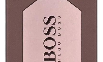 Roséfarbene Verpackung von Hugo Boss The Scent Absolute Eau de Parfum 30 ml vor braunem Hintergrund.