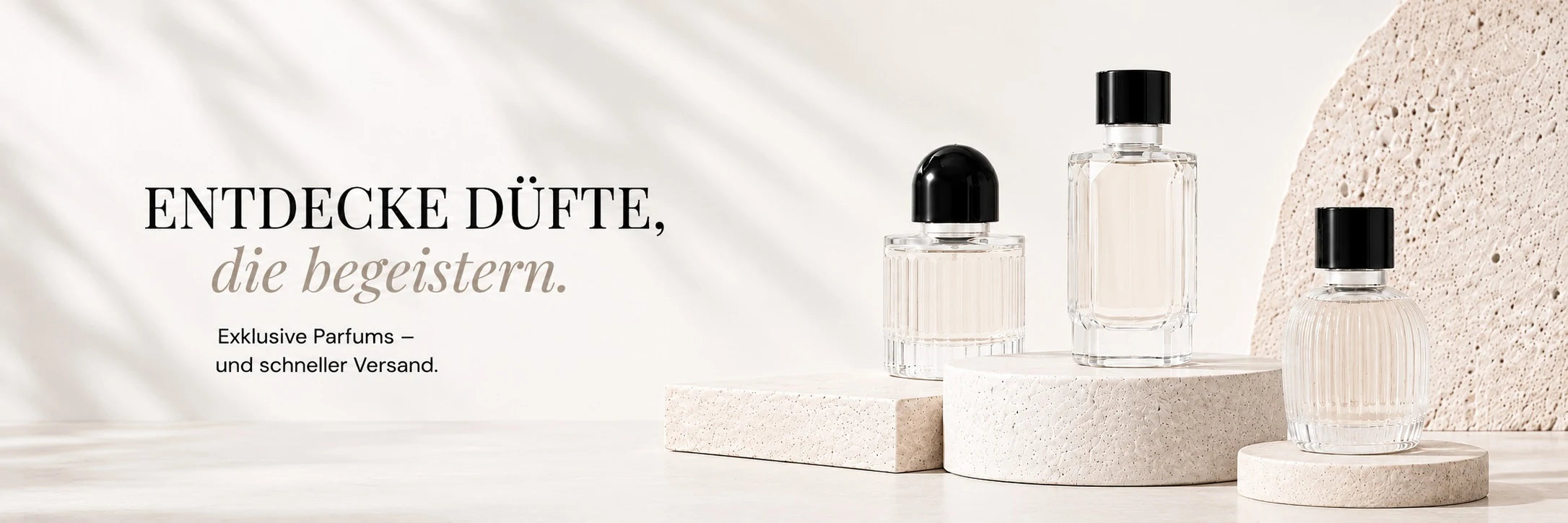 Drei elegante Parfumflakons auf hellen Steinpodesten vor einem modernen, cremefarbenen Hintergrund