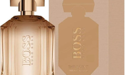 Roségoldfarbener Parfumflakon von Hugo Boss The Scent Private Accord neben passender Verpackung in Beige-Rosé.
100 ml