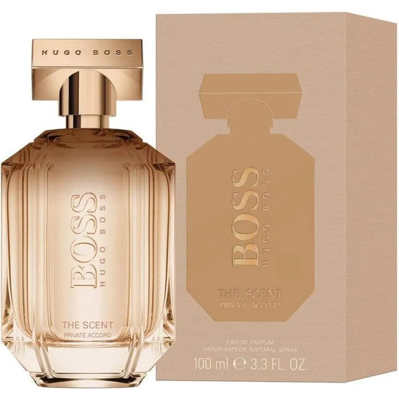 Roségoldfarbener Parfumflakon von Hugo Boss The Scent Private Accord neben passender Verpackung in Beige-Rosé.
100 ml