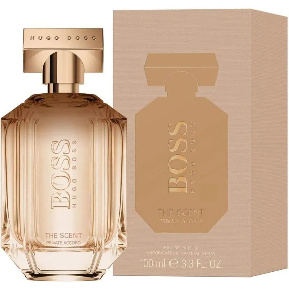 Roségoldfarbener Parfumflakon von Hugo Boss The Scent Private Accord neben passender Verpackung in Beige-Rosé.
100 ml